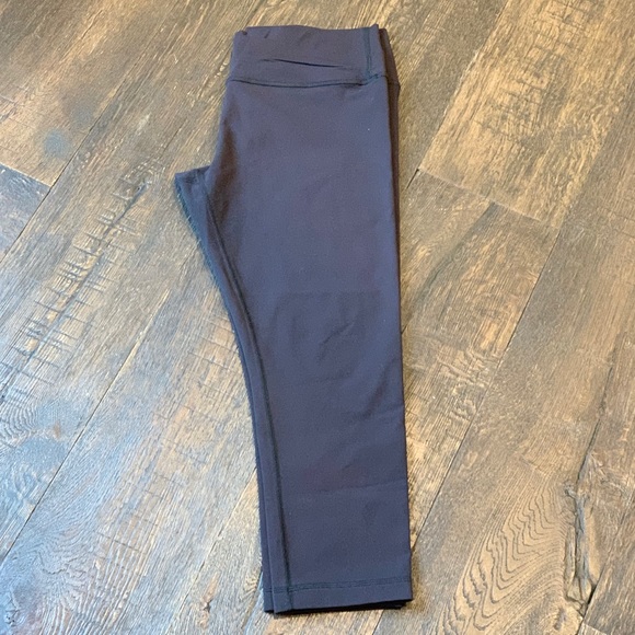 🛍2/$25 Lululemon Cross Front Capri - Picture 2 of 7